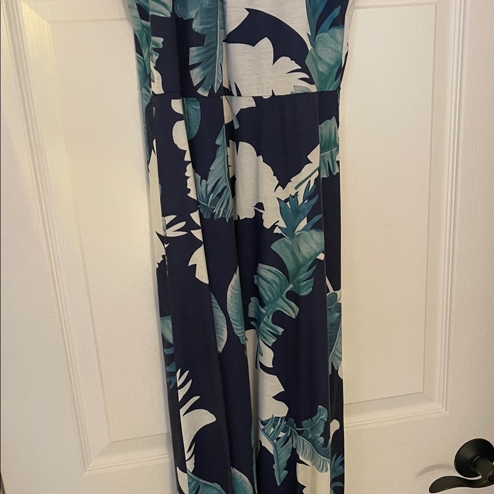 Leaf Print Halter dress with bow - Picture 3 of 7